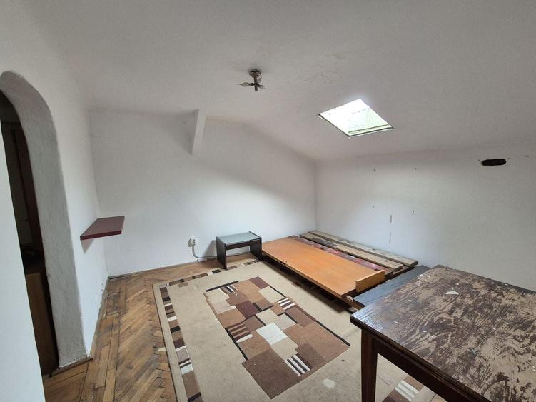 Apartament cu 7 camere semidecomandat în Universitate
