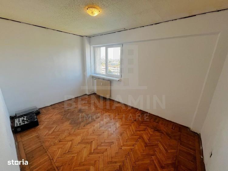 Apartament cu 4 camere semidecomandat în Calea București