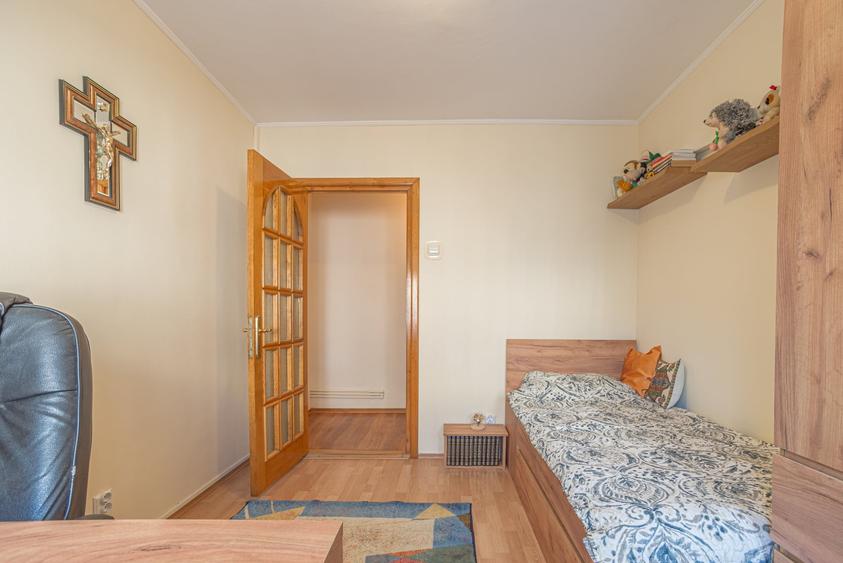 Apartament cu 3 camere decomandat, mobilat în Balada