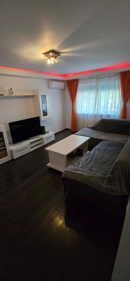 Apartament cu 3 camere decomandat, mobilat în Far