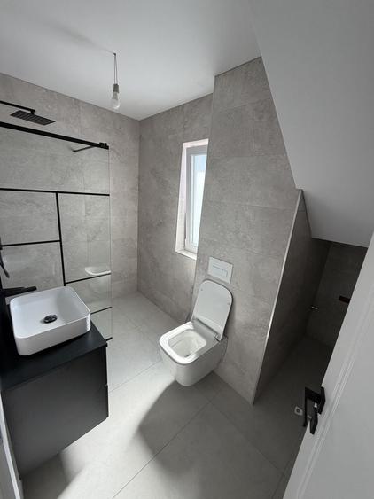 Casă cu 4 camere în Pădureni