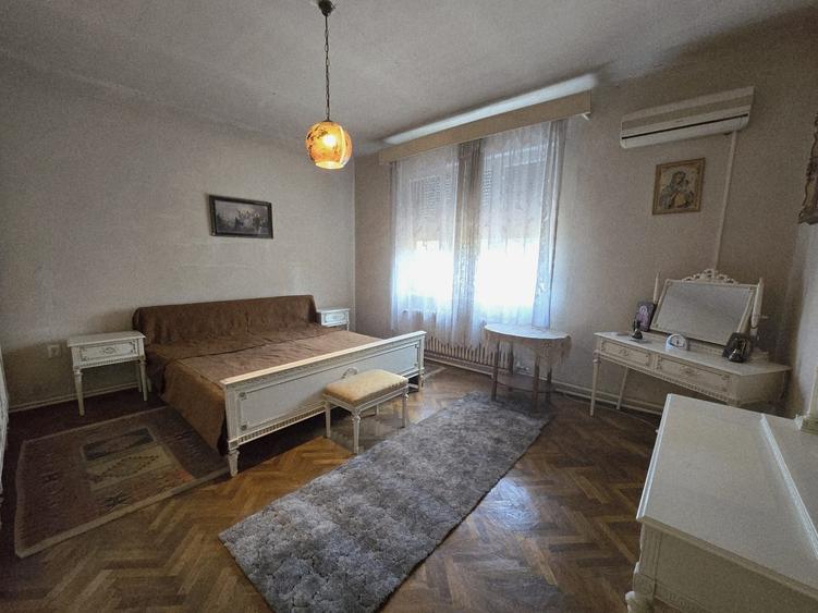 Casă cu 4 camere în Malul Mureșului