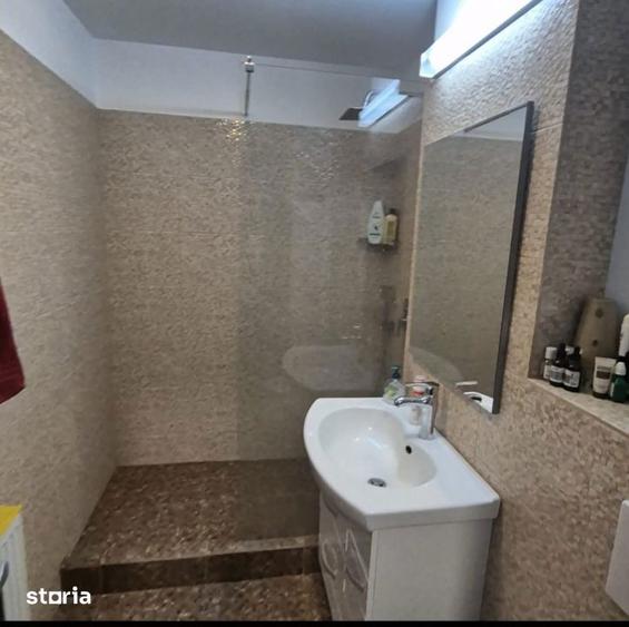 Apartament cu 3 camere semidecomandat, mobilat în Dămăroaia