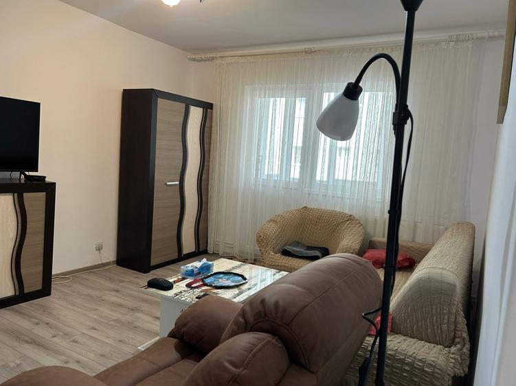 Apartament cu 3 camere semidecomandat în Centrul Civic