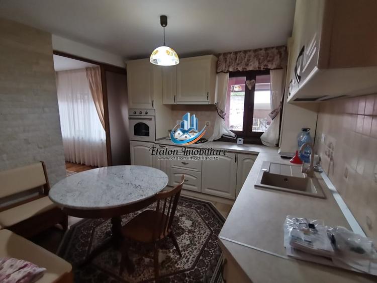 Casă individuală cu 7 camere cu Teren 1066 Mp în Periferie