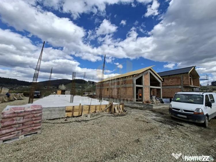 Casă cu 4 camere cu Teren 525 Mp în Sânpetru