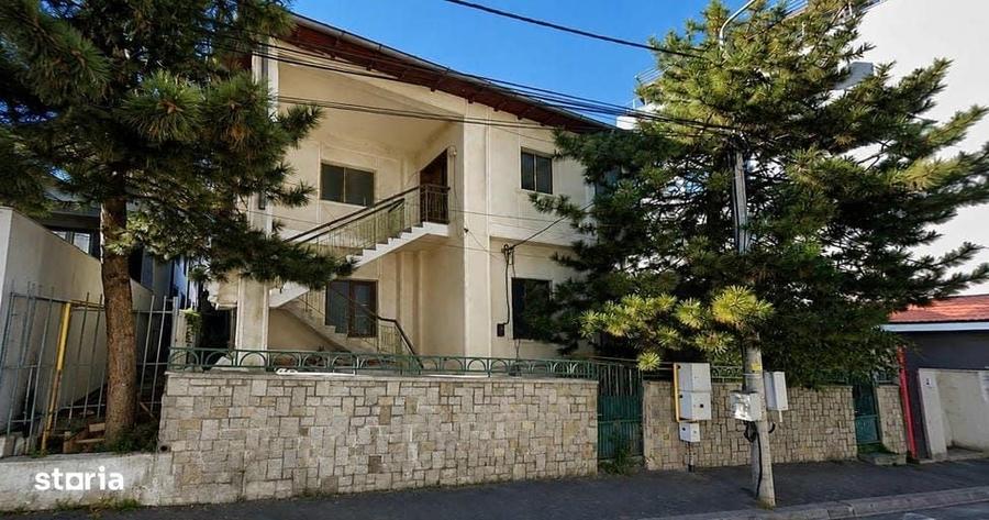 Apartament cu 4 camere semidecomandat în Central