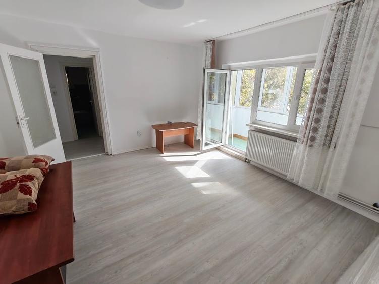 Apartament cu 3 camere semidecomandat, mobilat în Spitalul Județean