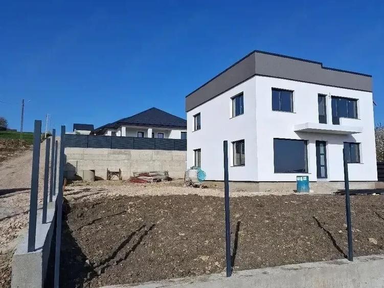 Casă cu 5 camere cu Teren 500 Mp în Ipotești