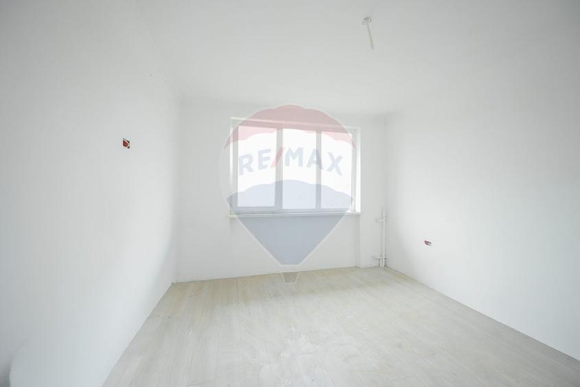 De vânzare apartament cu 2 camere, renovat, în zona Rogerius - 4