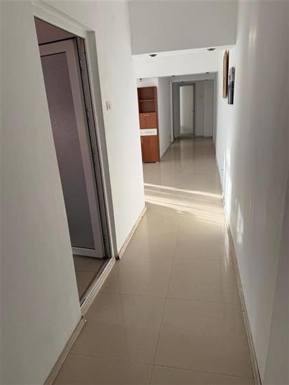 Apartament cu 3 camere semidecomandat în Ultracentral