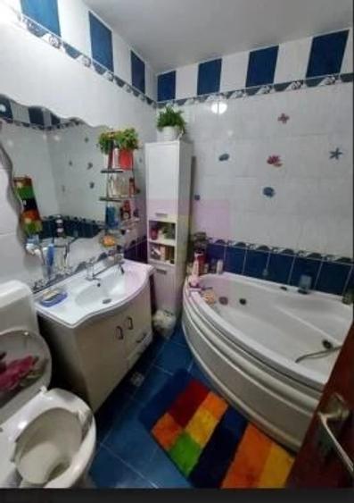 Apartament cu 3 camere semidecomandat în Sebastian