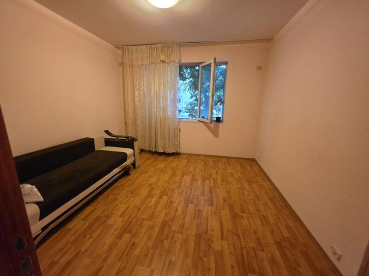 Apartament cu 3 camere decomandat în Dristor