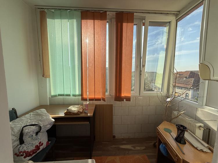 Apartament cu 3 camere decomandat, mobilat în Girocului