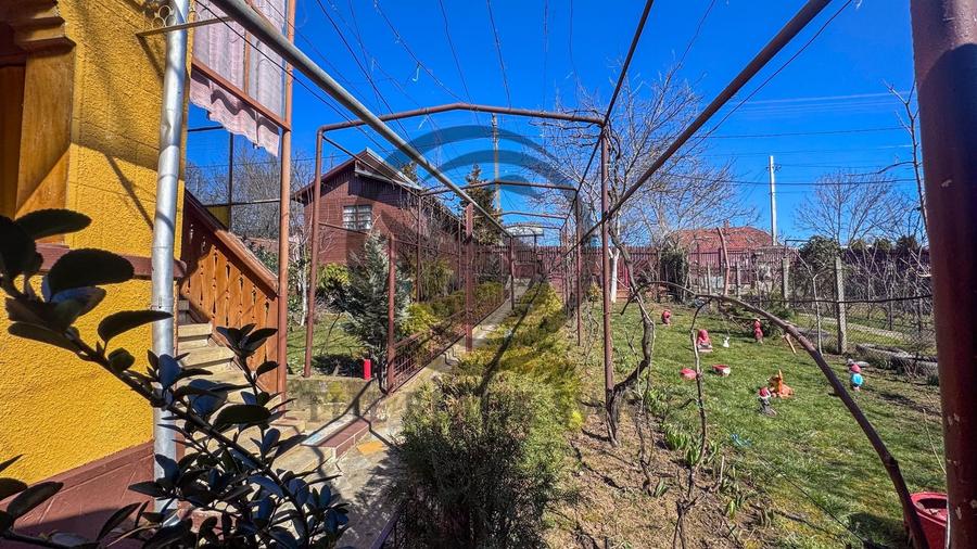 Casă individuală cu 5 camere cu Teren 1340 Mp în Est