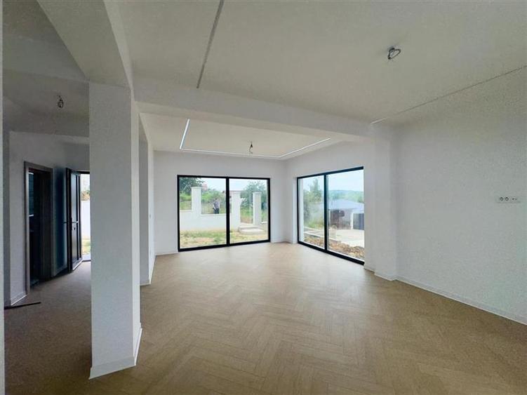 Casă cu 4 camere cu Teren 430 Mp în Bucium