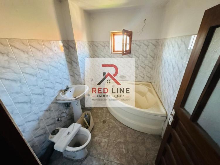 Casă individuală cu 8 camere cu Canalizare în Est