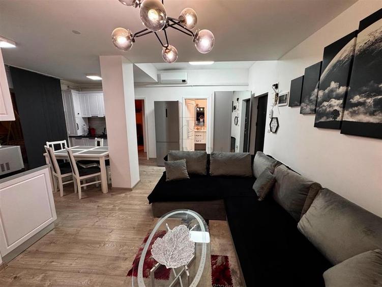 Apartament cu 3 camere semidecomandat în Soarelui