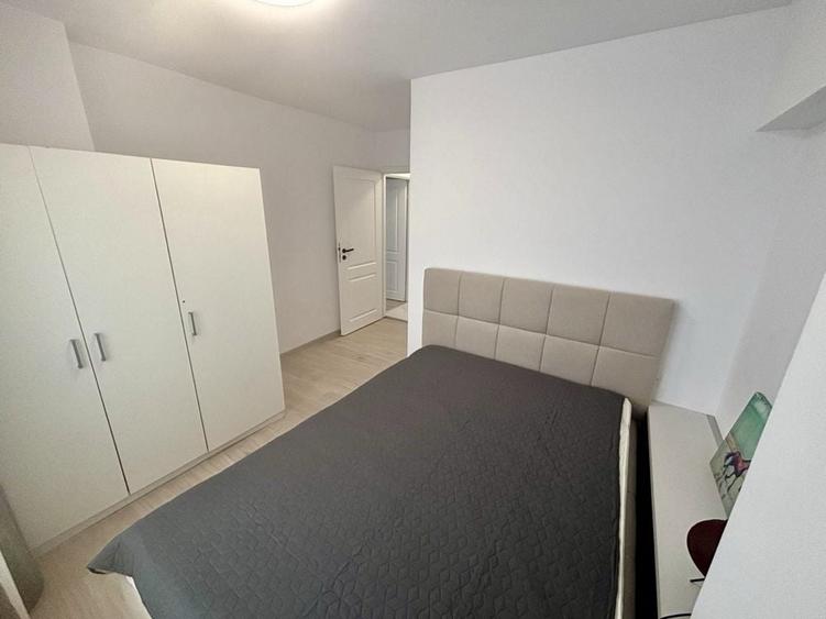 Apartament cu 3 camere semidecomandat în Runcu