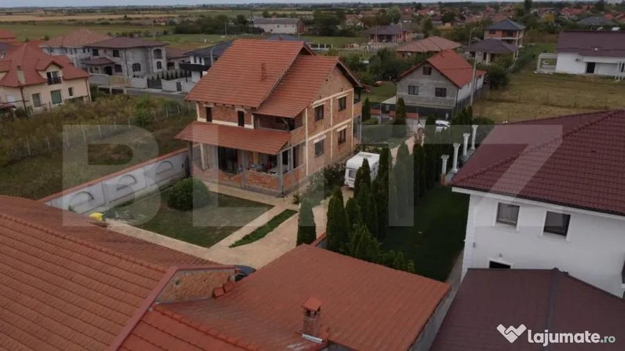 Casă cu 6 camere cu Teren 800 Mp în Vetiș
