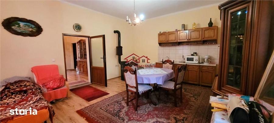 Casă cu 5 camere semidecomandat cu Teren 3190 Mp în Gârbova