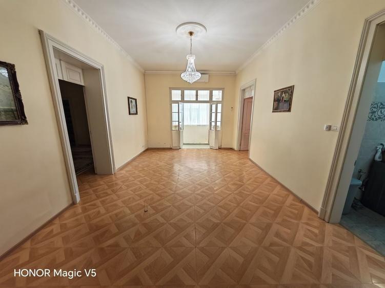 Casă individuală cu 12 camere cu Canalizare în Bălcescu