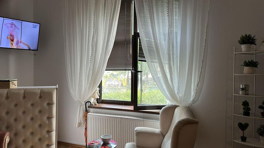 Apartament cu 3 camere semidecomandat, mobilat în Dacia