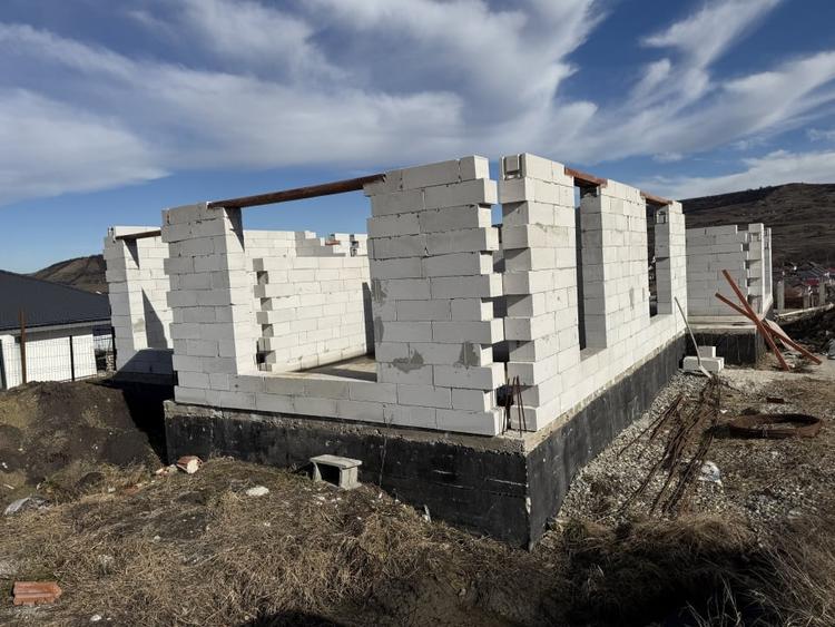 Casă individuală cu 4 camere cu Canalizare în Chinteni