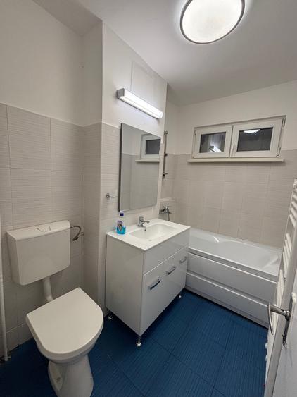 Apartament cu 3 camere semidecomandat în Spitalul Județean
