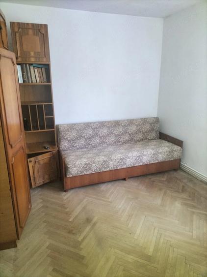 Apartament cu 3 camere semidecomandat în Exterior Vest