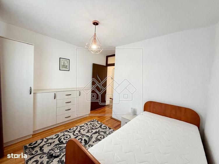 Apartament cu 4 camere decomandat în Central