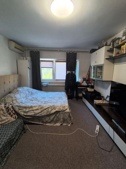 Apartament cu 3 camere decomandat în Far