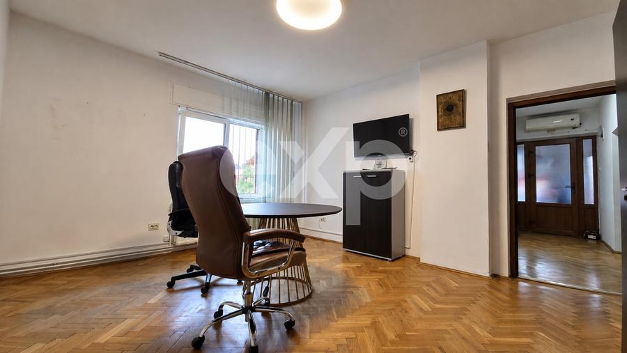 Apartament cu 3 camere decomandat în Tractorul
