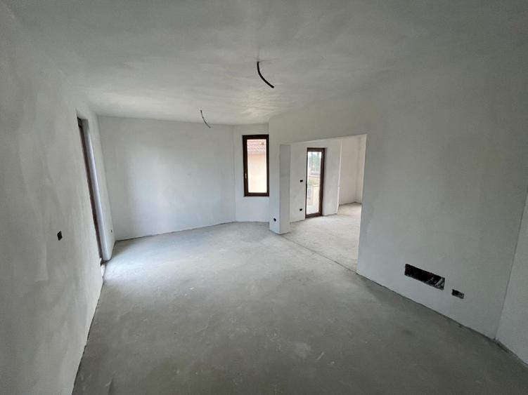 Casă individuală cu 5 camere cu Teren 975 Mp în Central