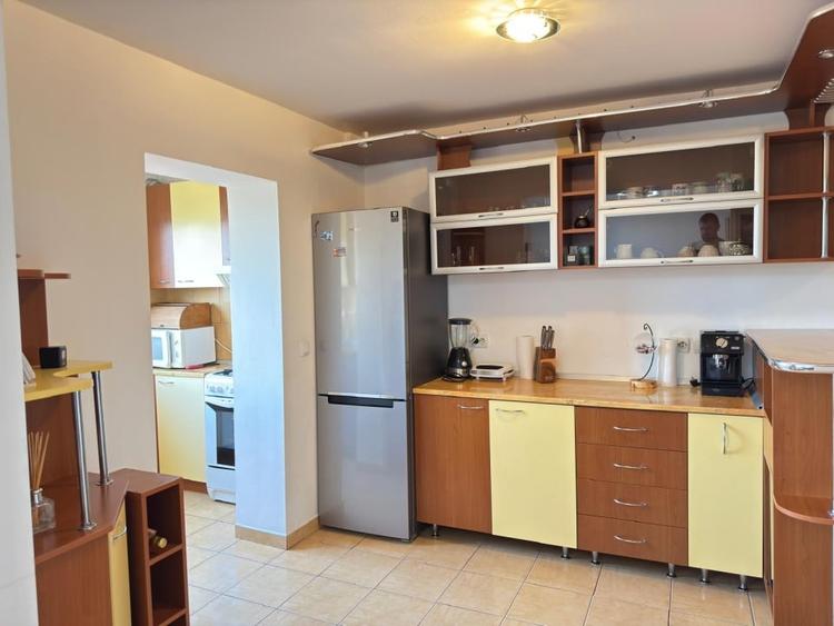 Apartament cu 3 camere semidecomandat, mobilat în Central