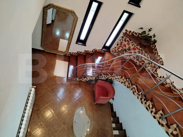 Casă cu 5 camere cu Teren 1200 Mp în Central
