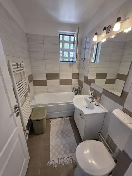 Apartament cu 3 camere semidecomandat în Sârbi
