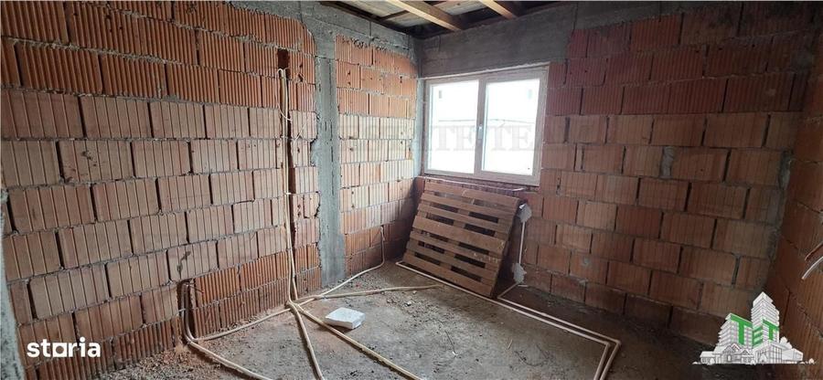 Casă cu 4 camere în Olteni
