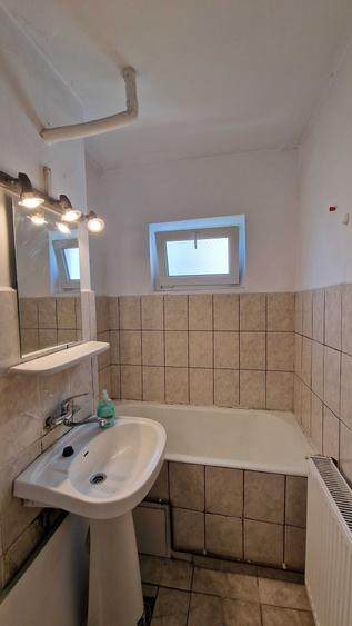 Apartament cu 4 camere semidecomandat în Craiovița Nouă