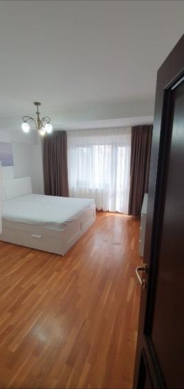 Apartament cu 4 camere semidecomandat, mobilat în Central