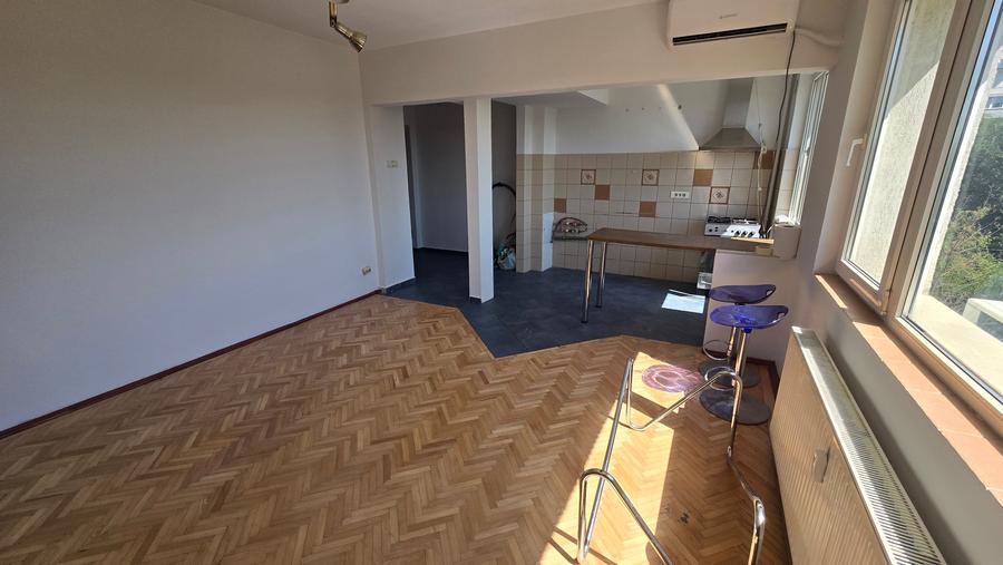 Apartament cu 3 camere semidecomandat în Domenii