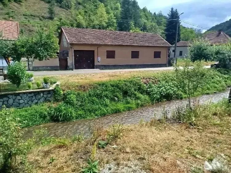Casă cu Teren 728 Mp în Luncanii de Jos