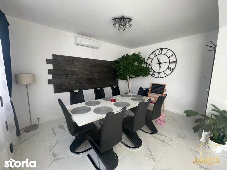 Casă cu 5 camere decomandat cu Piscina în Sântandrei