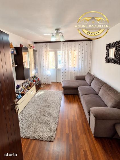 Apartament cu 3 camere semidecomandat în Calea București