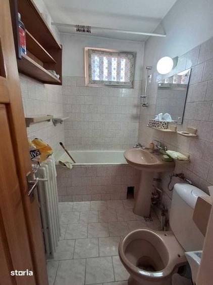 Apartament cu 3 camere semidecomandat în Policlinica