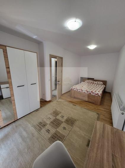 Apartament cu 3 camere semidecomandat, mobilat în Ultracentral