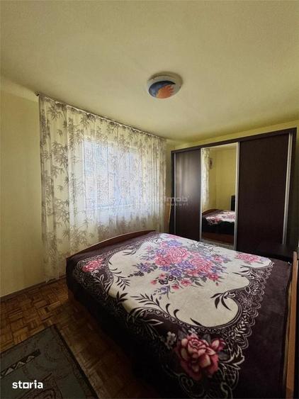 Apartament cu 3 camere semidecomandat în Gojdu