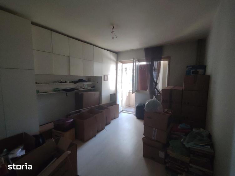 Apartament cu 3 camere decomandat în Aleea Trandafirilor