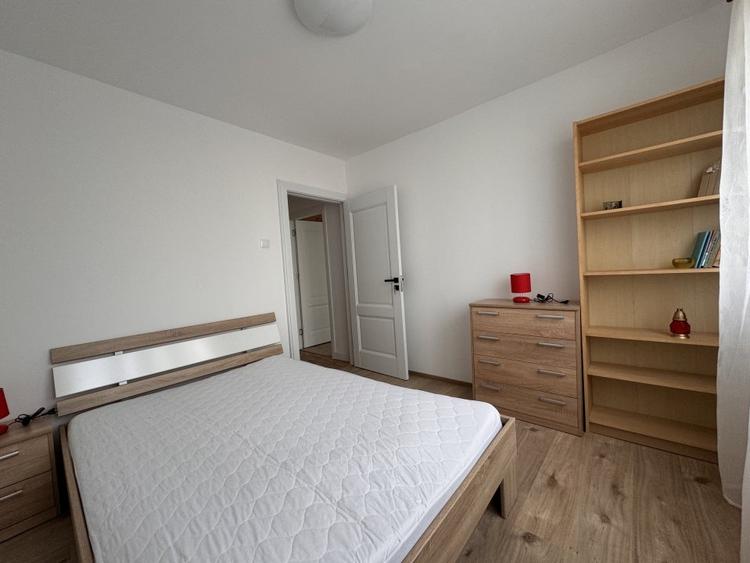 Apartament cu 3 camere decomandat, mobilat în Titan