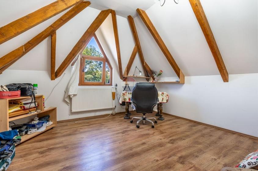 Casă individuală cu 7 camere cu Teren 2700 Mp în Pruniș